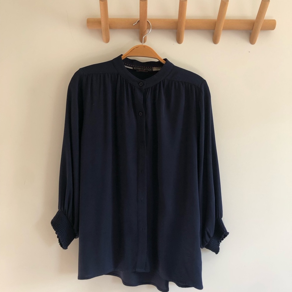 Alice & Olivia SILK navy button down blouse. Size S.